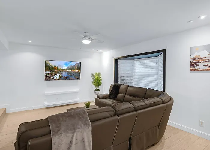 5 Min To Old Town, Pool & Hot Tub Holiday home