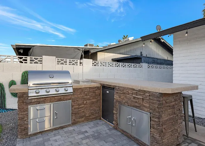 5 Min To Old Town, Pool & Hot Tub Holiday home