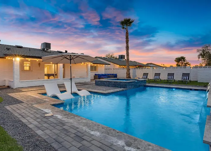 5 Min To Old Town, Pool & Hot Tub