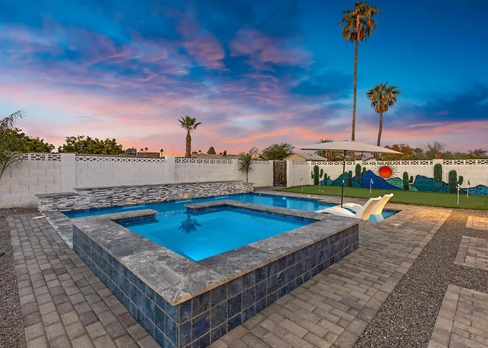 5 Min To Old Town, Pool & Hot Tub